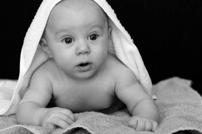 Køb et sødt og varmt babyhåndklæde til badetid